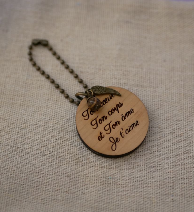 Sleutelhanger met parel en rond bedeltje in kersenhout, te personaliseren door gravure