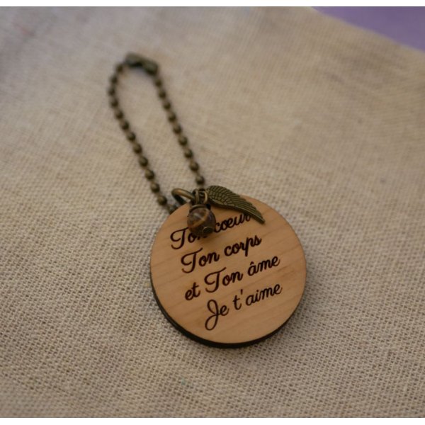 Sleutelhanger met parel en rond bedeltje in kersenhout, te personaliseren door gravure