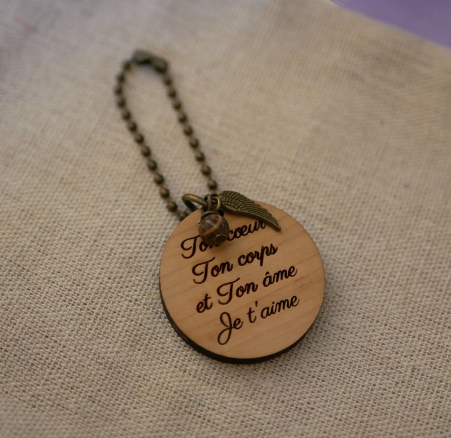 Sleutelhanger met parel en rond bedeltje in kersenhout, te personaliseren door gravure