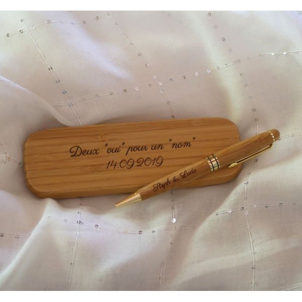 Stylo en bambou grav&eacute; dans coffret en bois massif personnalis&eacute;