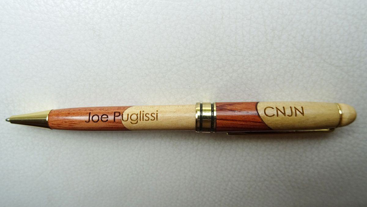 Gegraveerde tweekleurige houten pen om te personaliseren