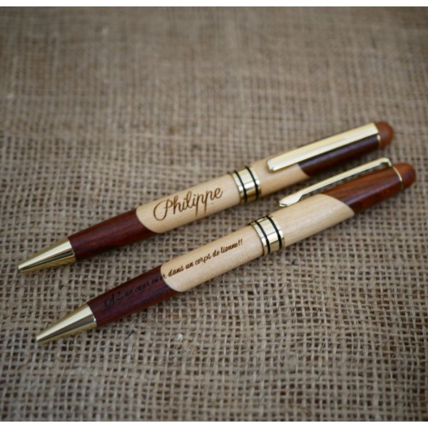 Gegraveerde tweekleurige houten pen om te personaliseren