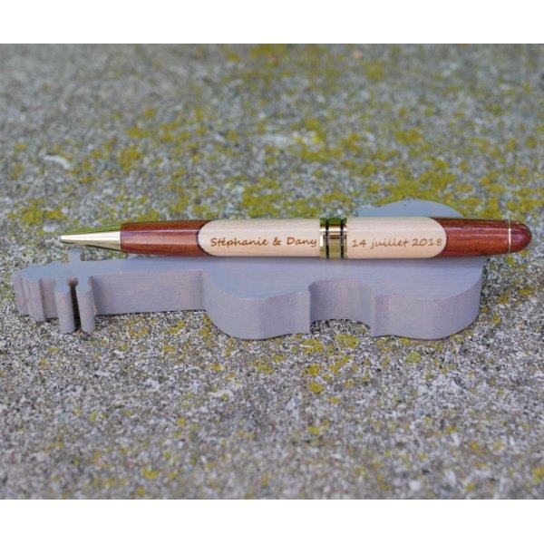 Gegraveerde tweekleurige houten pen om te personaliseren