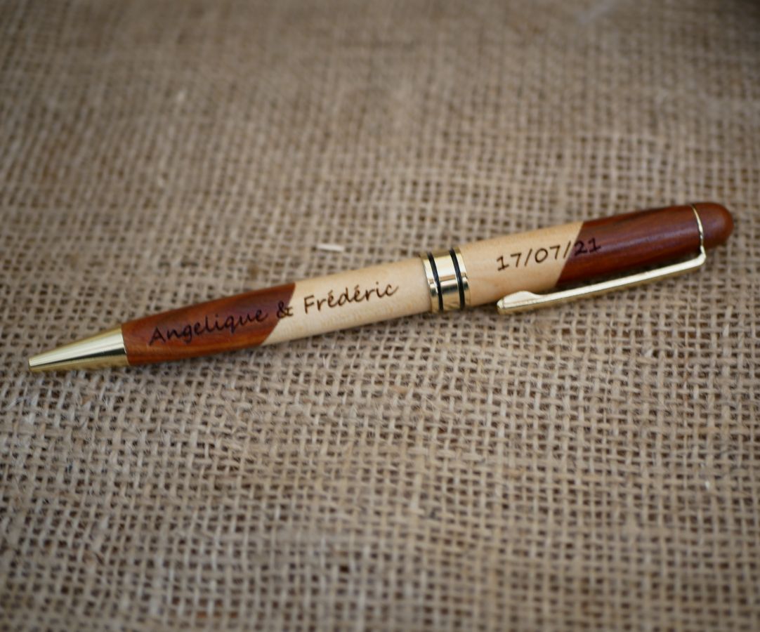 Gegraveerde tweekleurige houten pen om te personaliseren