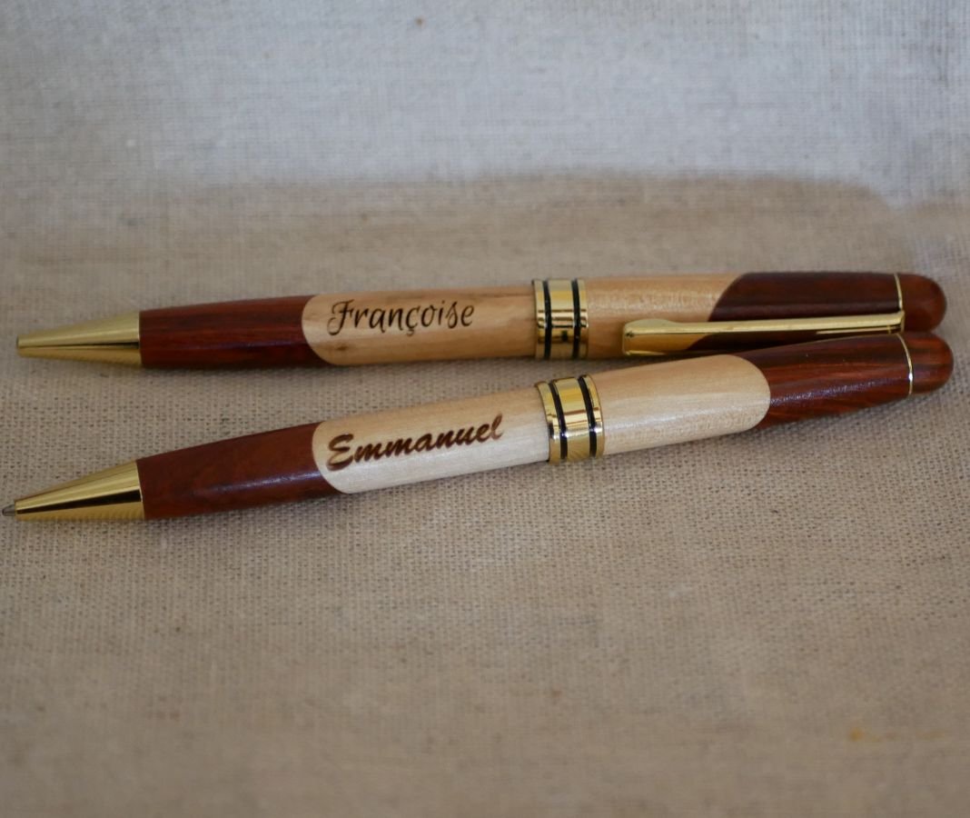 Gegraveerde tweekleurige houten pen om te personaliseren