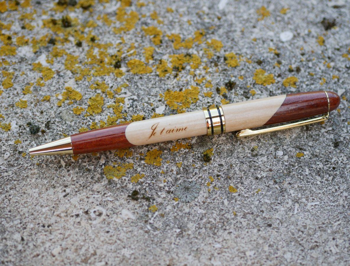 Gegraveerde tweekleurige houten pen om te personaliseren