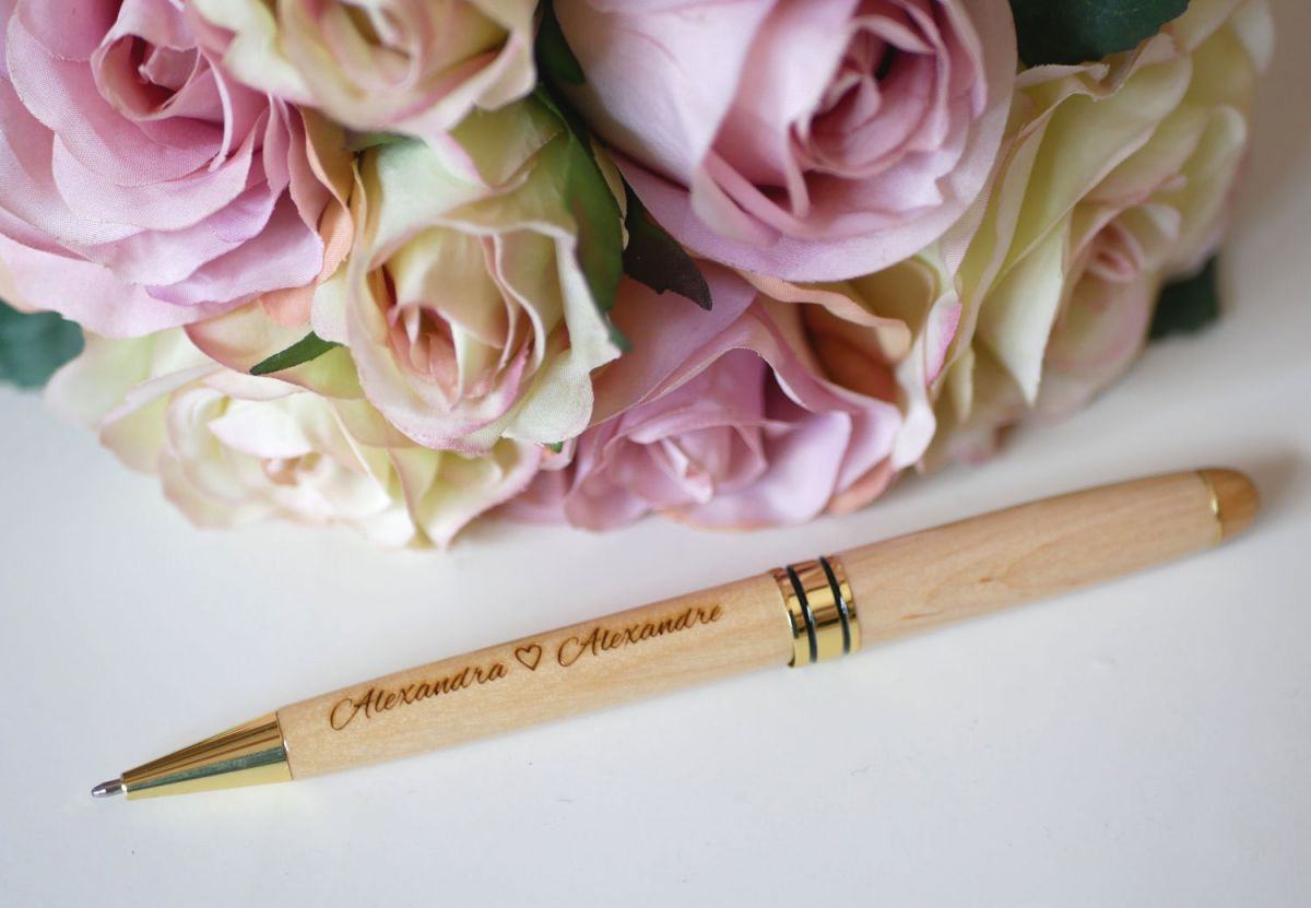 Gegraveerde licht houten pen om te personaliseren