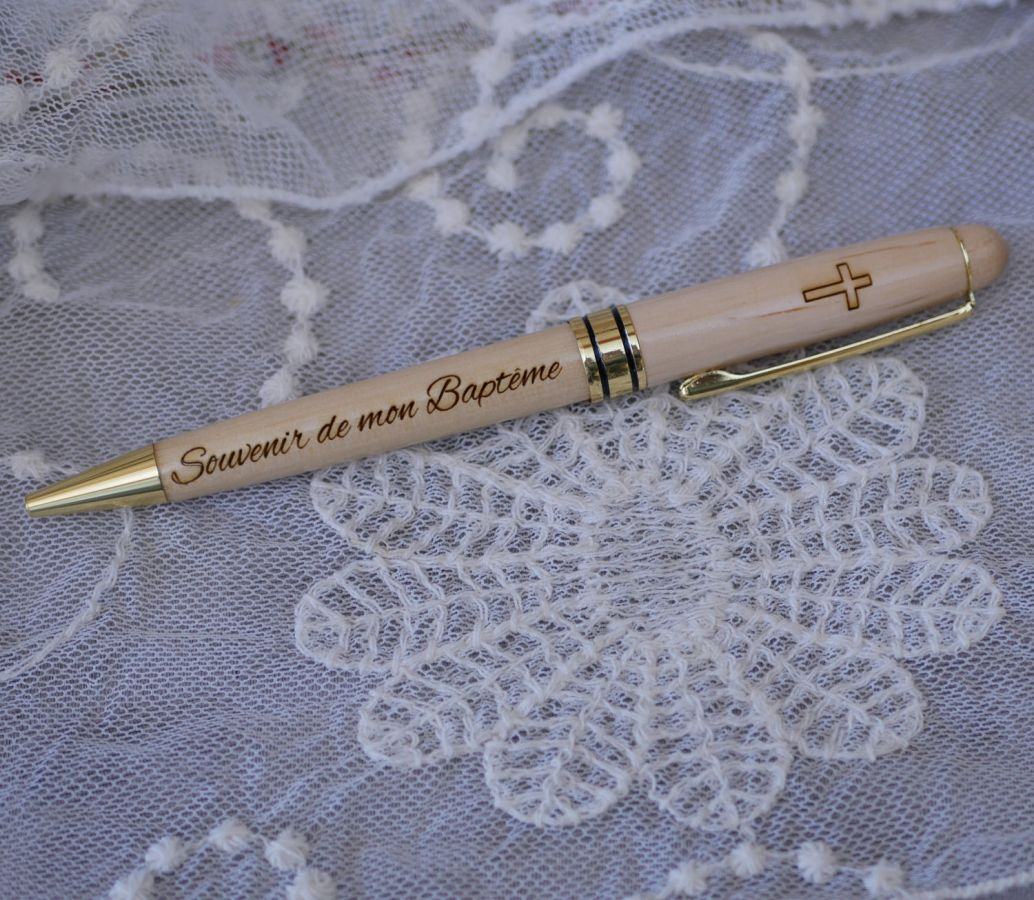 Gegraveerde esdoornhouten pen in een massief houten doosje