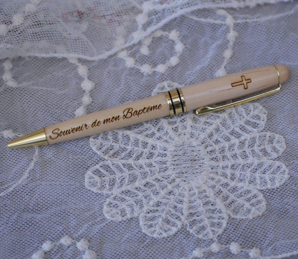 Gegraveerde esdoornhouten pen in een massief houten doosje