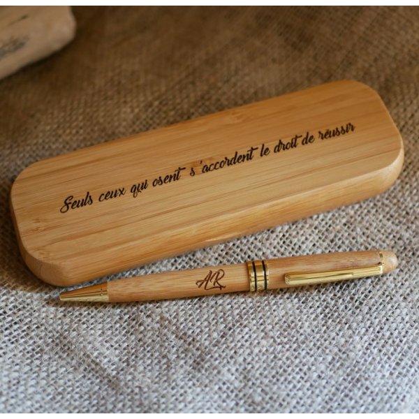 Stylo en bambou grav&eacute; dans coffret en bois massif personnalis&eacute;