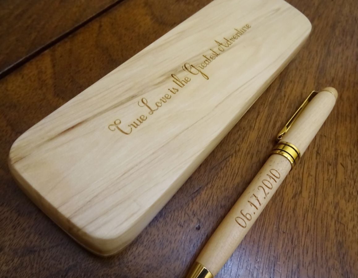 Gegraveerde esdoornhouten pen in een massief houten doosje