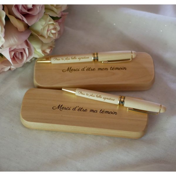 Gegraveerde esdoornhouten pen in een massief houten doosje