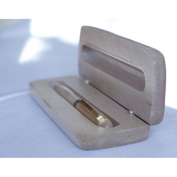 Gegraveerde esdoornhouten pen in een massief houten doosje