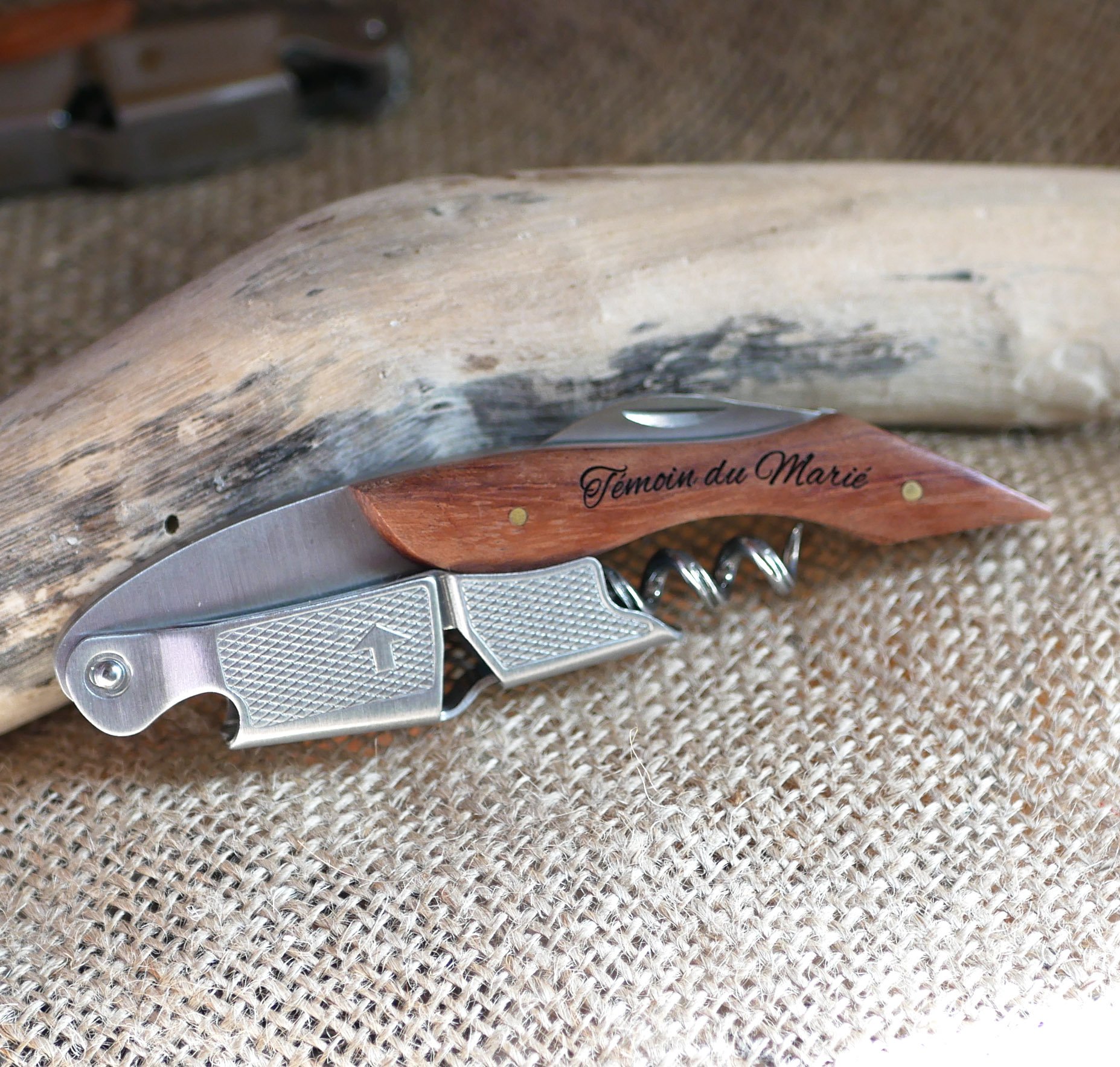 Kurkentrekker met gegraveerd houten handvat dat kan worden gepersonaliseerd