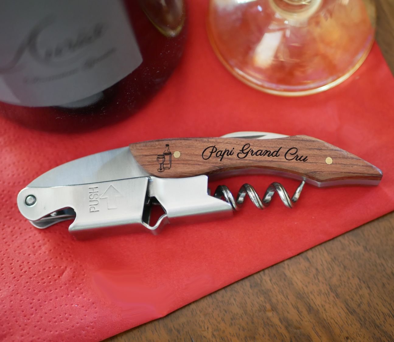 Kurkentrekker met gegraveerd houten handvat dat kan worden gepersonaliseerd