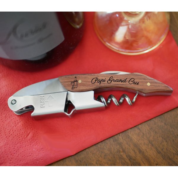 Kurkentrekker met gegraveerd houten handvat dat kan worden gepersonaliseerd