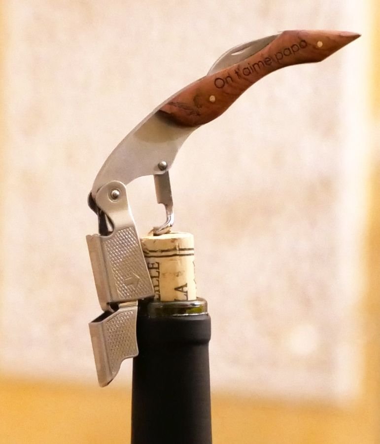 Kurkentrekker met gegraveerd houten handvat dat kan worden gepersonaliseerd
