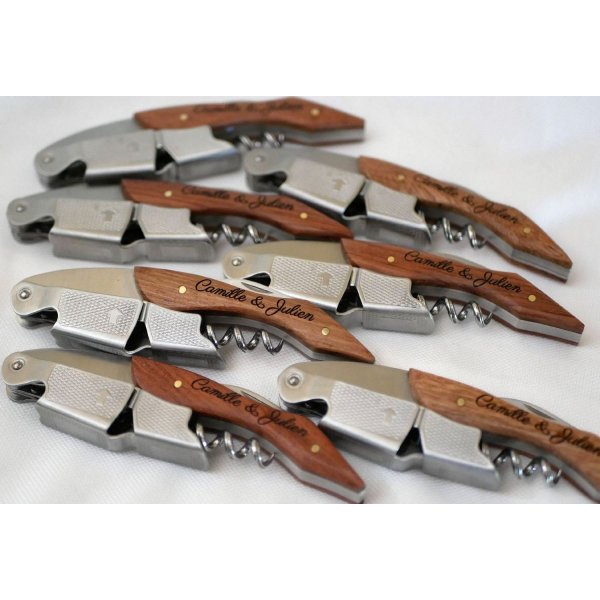 Kurkentrekker met gegraveerd houten handvat dat kan worden gepersonaliseerd