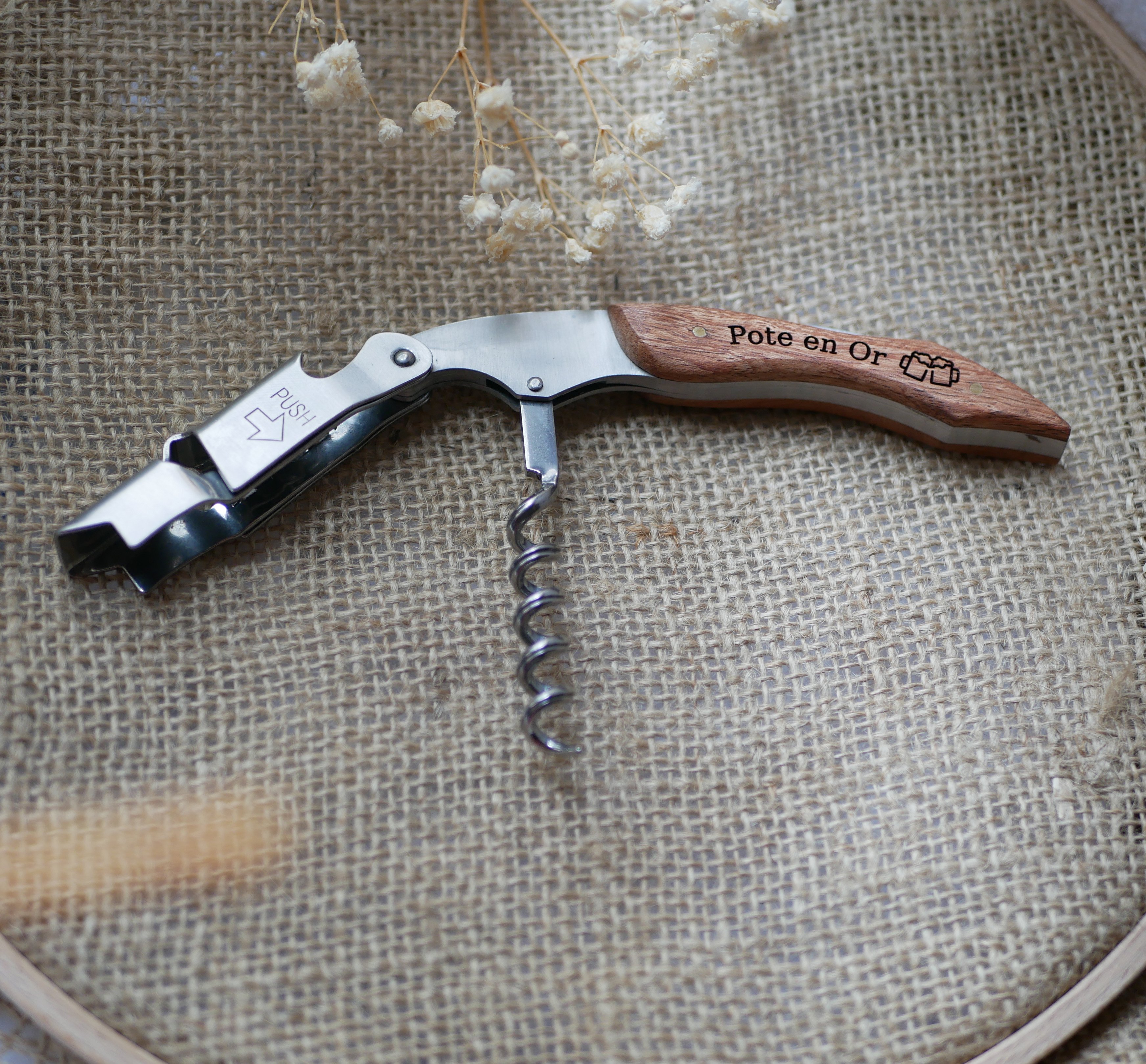 Kurkentrekker met gegraveerd houten handvat dat kan worden gepersonaliseerd