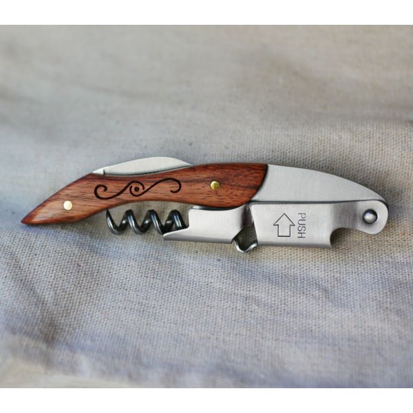 Kurkentrekker met gegraveerd houten handvat dat kan worden gepersonaliseerd