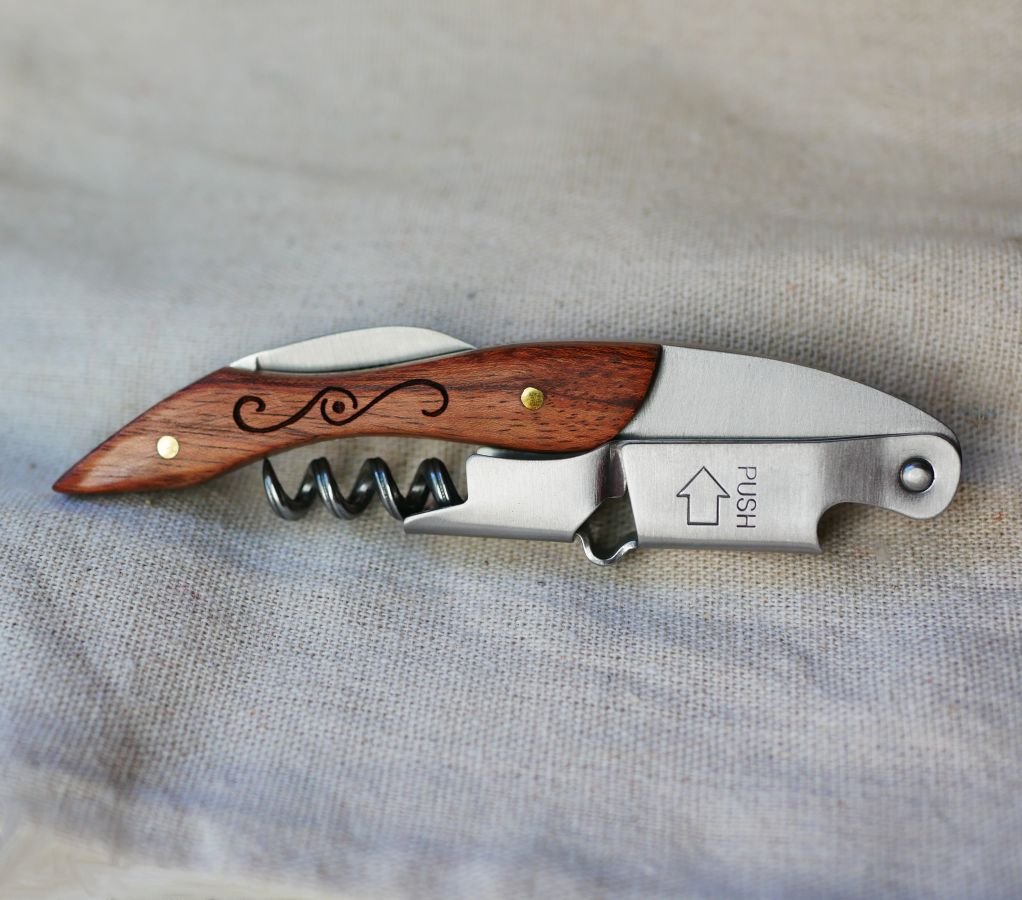 Kurkentrekker met gegraveerd houten handvat dat kan worden gepersonaliseerd