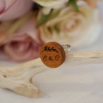 Houten cabochon ring gepersonaliseerd door gravure