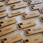 Houten badge met bedrijfslogo en naam