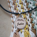 Gegraveerd houten medaillon aan een Europese leren halsketting om te personaliseren 