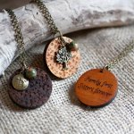 Gegraveerde houten hanger met bedels om te personaliseren
