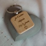 Vierkante houten sleutelhanger te personaliseren door gravure