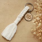 Sleutelhanger met gepersonaliseerde houten cabochon en macraméversiering in verschillende kleuren 