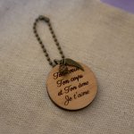 Sleutelhanger met parel en rond bedeltje in kersenhout, te personaliseren door gravure