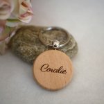Ronde houten sleutelhanger te personaliseren door gravure