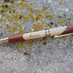 Gegraveerde tweekleurige houten pen om te personaliseren