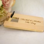 USB-sleutel gegraveerde kaart van esdoornhout om te personaliseren