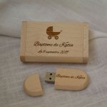 32 GB 2.0 USB Flash Drive in een op maat gemaakte licht esdoornhouten behuizing