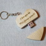 Gegraveerde USB-stick met houten hart om te personaliseren 128 GB