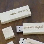 Kleine USB-stick van 16 GB in blank hout die kan worden gepersonaliseerd voor een uniek geschenk.