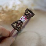 Leren armband met miniatuur houten strikje en opengewerkte initialen