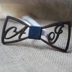 Houten vlinderdasje gepersonaliseerd met 2 initialen