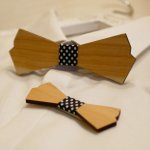 Houten herenstrik en damesbroche om te personaliseren
