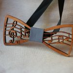 Houten vlinderdasje met muziekthema, partituur en diskant, aanpasbaar