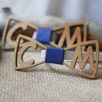Houten strikje gepersonaliseerd met 2 initialen voor kinderen
