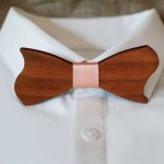 Asymmetrische strik in kersenhout om te personaliseren Made in France