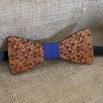 Strik in walnoot met kleine gegraveerde bloemen