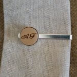 Dasschuif met gepersonaliseerde hout cabochon door gravure