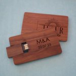 Walnoothouten kaart met 32 GB USB-sleutel, te personaliseren door gravure
