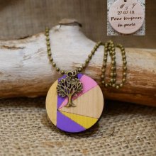 Houten hanger beschilderd in kleuren met bronzen bedeltje om te personaliseren