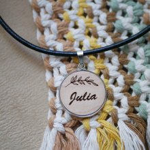 Gegraveerd houten medaillon aan een Europese leren halsketting om te personaliseren 
