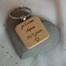 Vierkante houten sleutelhanger te personaliseren door gravure